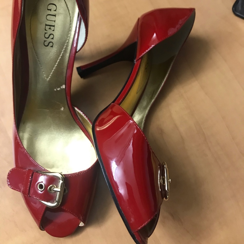 Guess peep toe pump